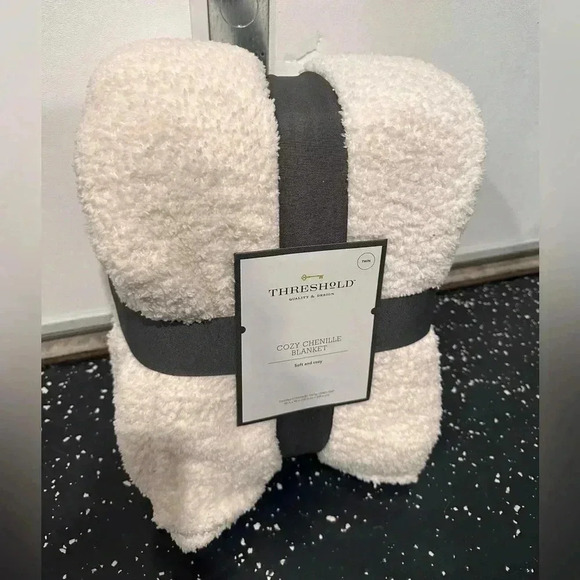 NWT Twin/Twin XL Cozy Chenille Bed Blanket
White - Threshold - Picture 2 of 6